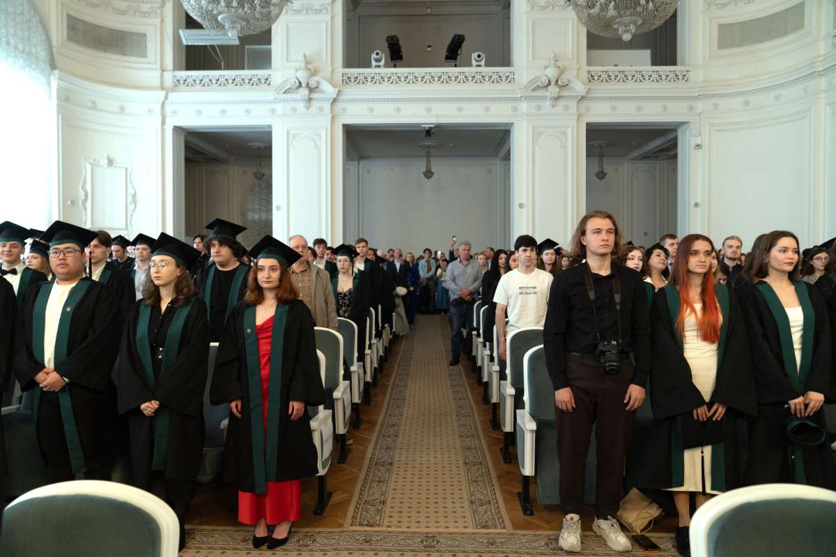 Торжественное вручение дипломов выпускникам 2025